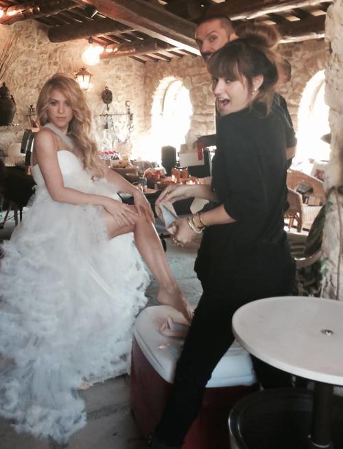 Las fotos de Shakira vestida de novia, iniciaron rumores de una posible boda.(Foto: Facebook Shakira)