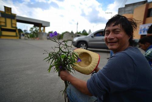 Manuel de Jesús Mestizo se quedó con las ganas de entregarle un ramo de flores a Baldetti. (Foto: Wilder López/Soy502)