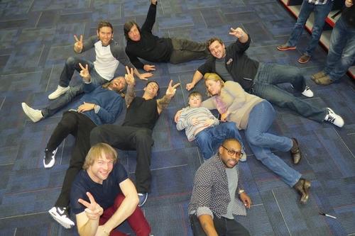 Al final el encuentro lo mantuvieron desde el suelo. (Foto: Hot99.5)