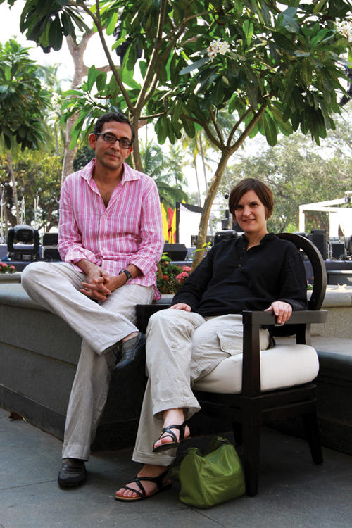 Los autores, Abhijit V. Banerjee y Esther Duflo recibieron varios reconocimientos por su estudio, entre ellos el premio al Libro de Negocios del Año otorgado por el diario Financial Times y la empresa Goldman Sachs. Ambos fueron incluidos en la lista de 100 Pensadores Globales de la revista Foreign Policy. (Foto: Thinkworks.in)