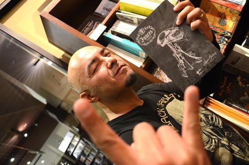 Quiñónez ha publicado 6 cuentos, además de su trilogía, con "Aquí siempre es de noche" ganó el III Certamen de novela corta "Luis de Lión". (Foto: Selene Mejía/Soy502)