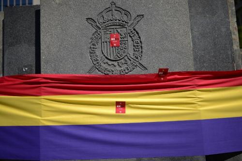 Pese a que las protestas estaban prohibidas, en el monumento que rinde homenaje al Rey Juan Carlos I, protestantes colocaron una bandera republicana (Foto: AFP)