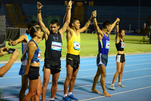 Los seleccionados nacionales de marcha agradecieron a la afición por asistir al estadio y apoyarlo. (Foto: Wilder López/Soy502)
