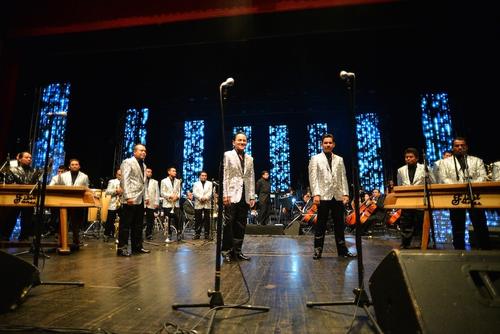 Las lentejuelas y colores vivos nunca faltan en el guarda ropa de cada uno de los integrantes de la mítica agrupación. (Foto: Wilder López/Soy502)