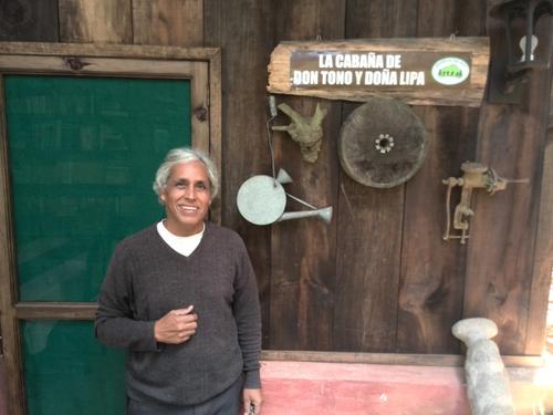 Don Alfonso Xicay mostró la cabaña de don Tono y doña Lupe, en San Cristóbal El Alto, en las cercanías de la Antigua Guatemala. (Foto: Cortesía de Edgar Castro Bathen).