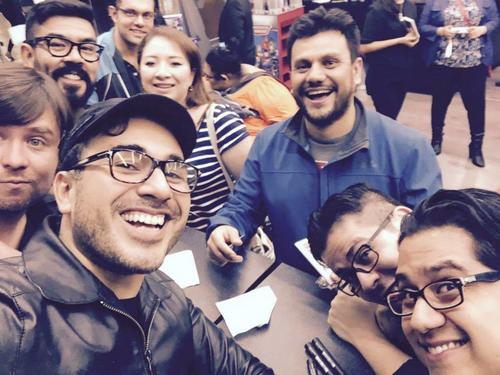 Malacates Trébol Shop recibe la visita de Ronald Mackay durante la firma de autógrafos de su disco "A quien corresponda". (Foto: Malacates Trébol Shop oficial)