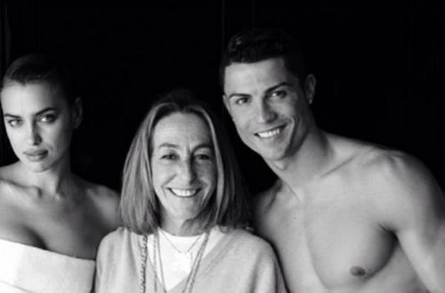 Aquí la pareja posa junto a la estilista de la revista Vogue. (Foto: Vogue)