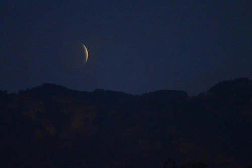 La Luna, color naranja, se oculta tras las montañas de Guatemala en el eclipse de abril 2015. (Foto: Jesús Alonso).