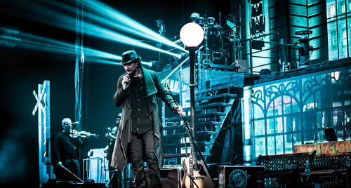 El escenario que utiliza Ricardo Arjona cuenta con varias pantallas led para proyectar su imagen así como animaciones y a los asistentes a su concierto. Además de contar con una escenografía de primer nivel. (Foto: www.ricardoarjona.com)