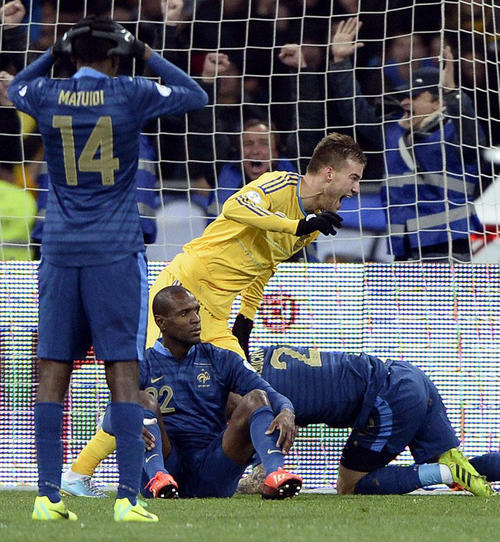 Andriy Yarmolenko celebra el 2-0 definitivo anotado a Francia, Blaise Matuidi y Eric Abidal se lamentan.