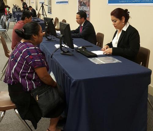 Maria Jacinto Águila, de aldea Chichoche (Huehuetenango), tramitó este viernes su DPI. (Foto: Minex)