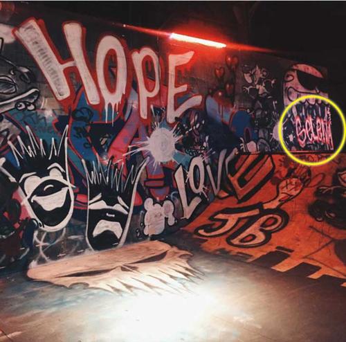 El grafiti donde aparece el nombre de Selena, aparece momentáneamente en el video dela canción What do you mean. (Foto: upsocl.com)
