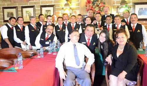 Karla comparte un minuto con los trabajadores de Hacienda Real (Foto: Selene Mejía/Soy502)