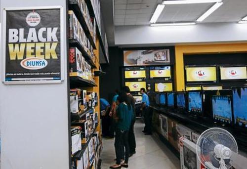Los hondureños se olvidaron de los conflictos políticos y se concentraron este fin de semana en realizar sus compras pre-navideñas (Foto: elHeraldo)