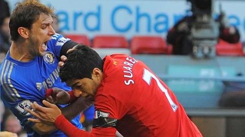 Suárez fue suspendido por morder a un contrincante en la Premier League.