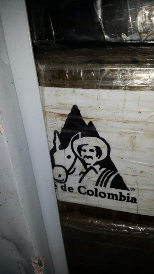 Vista de uno de los paquetes de cocaína localizados en el camión que supuestamente transportaba café. (Foto: PNC )