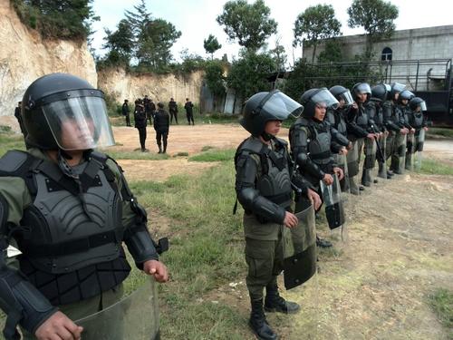 Agentes antidisturbios se encuentran vigilando en las calles del municipio de San Juan Sacatepéquez. (Foto: Soy502)