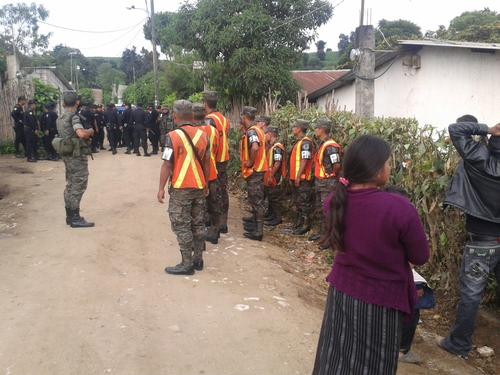 Alrededor de 200 agentes de la PNC y ejército llegaron al municipio de San Juan Sacatepéquez. (Foto: Soy502)