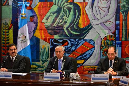 Julio Suárez (izquierda), presidente del Banguat; Otto Pérez, Presidente de Guatemala (Centro) y Sergio Recinos, vicepresidente del Banguat (Foto: Wilder López/Soy502)