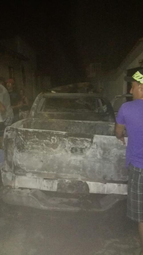 Autopatrulla incendiada por inconformes en la Aldea Estancia de la Virgen, San Cristóbal Acasaguastlán. (Foto: Bomberos Municipales Departamentales)