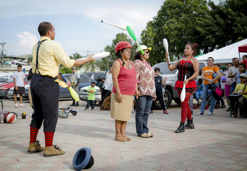 Los integrantes de Circo Maíz sacaron sonrisas de los asistentes con su show de malabares. (Foto: George Rojas / Soy502)