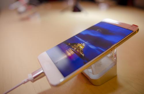 El diseño minimalista del Huawei P10 es ultra delgado y curveado disponible en varios colores. (Foto: George Rojas/Soy502)