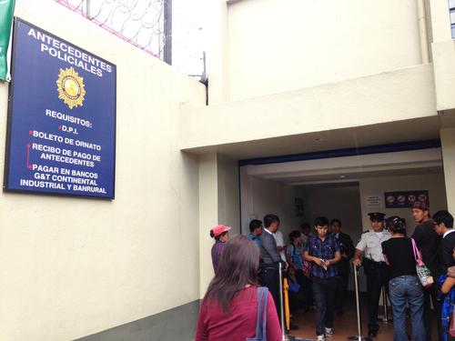 Al mediodía es cuando las personas deben esperar más de lo debido, ya que los cajeros se turnan para salir a almorzar. (Foto: Fredy Hernández/Soy502)
