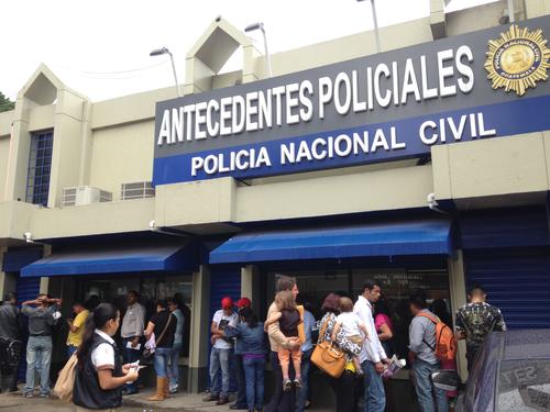 Algunas personas aprovechan la hora del almuerzo para tramitar los antecedentes policiales en la zona 9. (Foto: Fredy Hernández/Soy502)