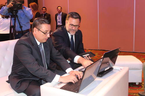 El presidente del TSE, Rudy Pineda (izq.), y Máximo Zaldivar, director de la fundación internacional para sistemas electorales (IFES), interactúan en la página web Elecciones 2015. (Foto: cortesía: Amelia Hernandez)