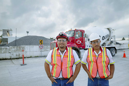 Franklin Franco y Carlos García, pilotos mezcladores, recorren la ciudad llevando concreto premezclado a las construcciones. (Foto: George Rojas/Soy502)