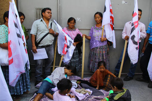 Los integrantes de la UASP han colocado niños y mujeres en las puertas para impedir el paso de los parlamentarios. (Foto Alexis Batres/Soy502)