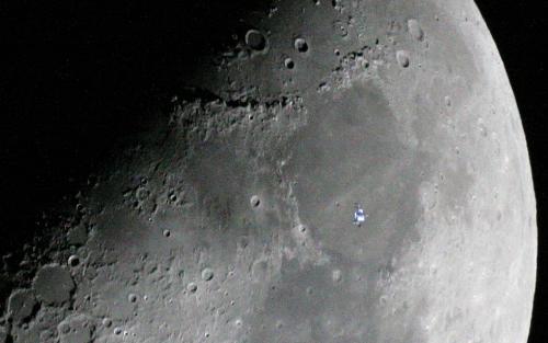Foto de la Estación Espacial Internacional durante un trayecto en el que pasó frente a nuestra luna en febrero de 2009. (kmanskies.8m.net)