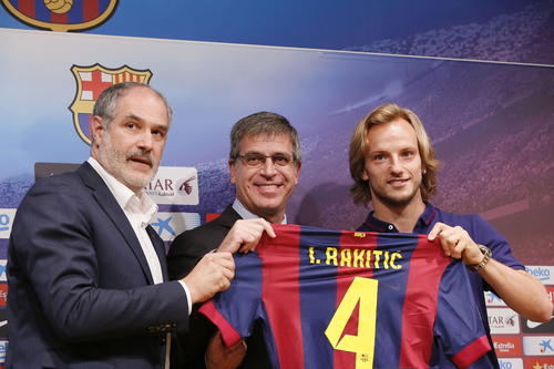El director deportivo del FC Barcelona, Andoni Zubizarreta (i), el vicepresidente responsable del área deportiva, Jordi Mestre (c), y el jugador croata Ivan Rakitic (d), durante la presentación esta mañana en el Camp Nou del nuevo centrocampista, que lucirá el número 4 en su camiseta. (Foto: EFE/Susanna Sáez)