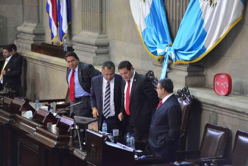 La corbata roja que lució el diputado oficialista Juan Alcázar generó suspicacias. (Foto: Jesús Alfonso/Soy502)