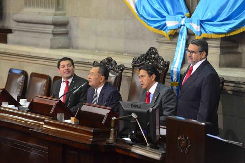 El presidente del Congreso, Arístides Crespo, se vió rodeado de otros diputados de la Junta Directiva que intentaban arrebatarle el control. (Foto: Jesús Alfonso/Soy502).