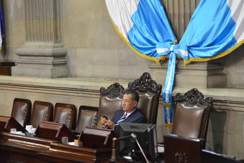 El diputado Arístides Crespo se quedó solo. El resto del Patriota no quería ingresar al Hemiciclo en un intento por mantener al mínimo el quórum. (Foto: Jesús Alfonso/Soy502).