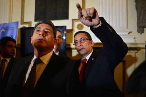 Un dúo improbable: Roberto Alejos y Roberto Villate anuncian la alianza con la cual pretenden sacar al PP de la Junta Directiva del Congreso. (Foto: Jesús Alfonso/Soy502).