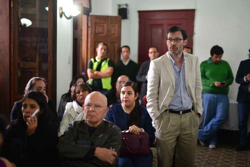 Periodistas y columnistas de diferentes tendencias ideológicas se unieron en torno a un principio común: la libertad de expresión es un principio fundamental para la democracia y la república. En la imagen, de pie, Giovanni Fratti. (Foto: Soy502/Jesús Alfonso)