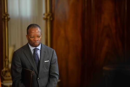 El embajador de Estados Unidos, Todd Robinson, permaneció en silencio la mayoría de la conferencia de prensa. Muchas veces mirando al suelo. (Foto: Jesús Alfonso/Soy502)