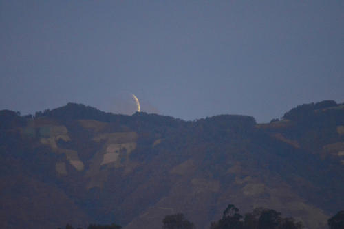 Así se ocultó la Luna, con el amanecer en la ciudad de Guatemala. (Foto: Jesús Alfonso/Soy502)