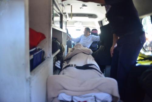 El exjefe de Estado fue cubierto con una manta durante su traslado al centro asistencial. (Foto Jesús Alfonso/Soy502)