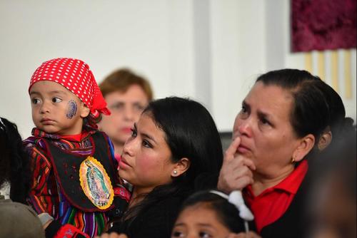 Como cada 12 de diciembre, miles de guatemaltecos de distintas zonas de la Capital se hacen presentes al Santuario de la Virgen de Guadalupe para agradecerle los favores concedidos. (Foto: Jesús Alfonso/Soy502)