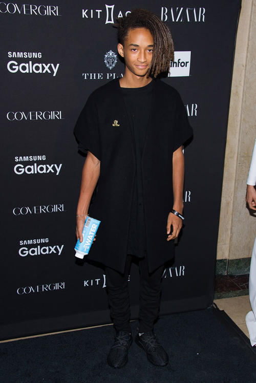 El adolescente, Jaden Smith, integrante de la famosa familia Smith, ya se pasea en eventos importantes de moda, con un look sobrio, en riguroso negro. (Foto: GTRES)