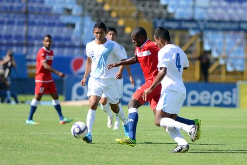 Jose Ciprian domina el balon ante la marca de Carlos Mejia (4) y Tomas Castillo. (Foto: Nuestro Diario)