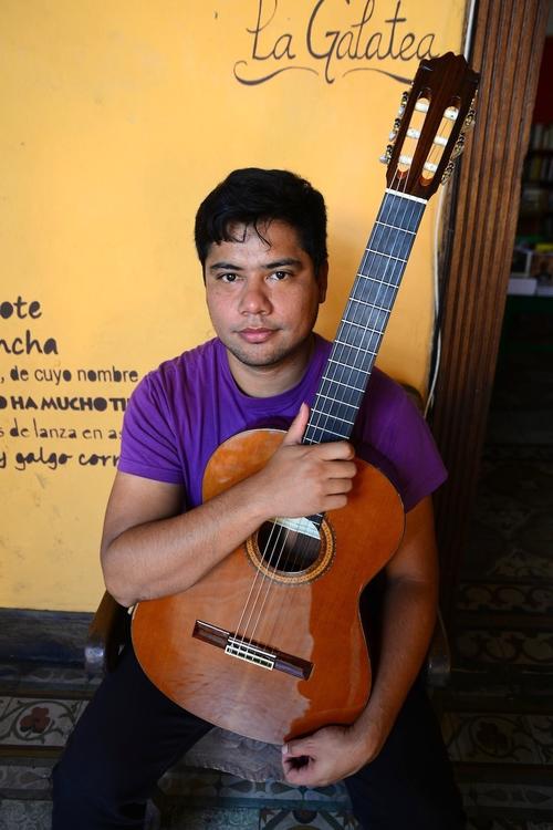 José Antonio Serrano conversó con Soy502 durante una pequeña presentación en Guatemala. (Foto: Selene Mejía/Soy502)