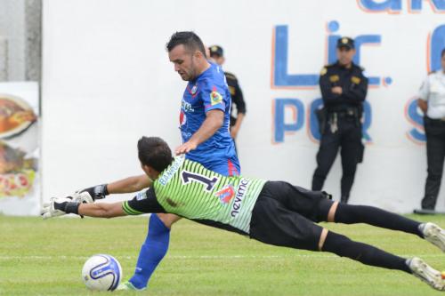 El chileno Leonardo Monje venció al portero de Iztapa para poner el empate final. (Nuestro Diario)
