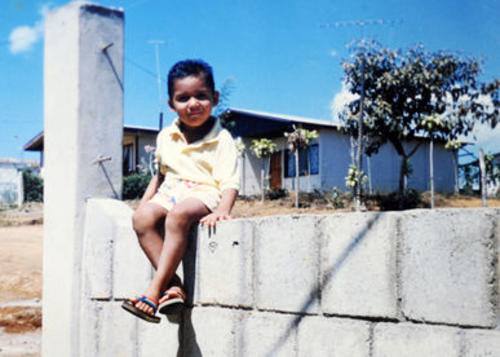 Keylor Navas de niño, en la casa donde pasó su infancia en Costa Rica. (Foto: La Nación).
