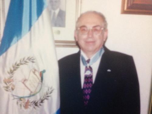 Amílcar Burgos Solís, recibió la Orden del Quetzal en 2003 y se consagró como una de las figuras con más influencia en el acontecer político del país (Foto: Cortesía)