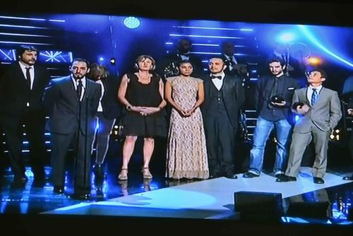 El crew completo de "La jaula de oro" subió a escena para recibir el premio a "Mejor largometraje de ficción". Captura de imagen: Wilder López/Soy502)