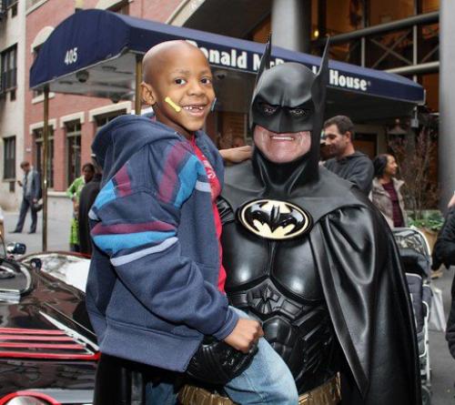 El hombre de 51 años se disfrazaba de Batman para visitar a nños enfermos en hospitales. (Foto: Internet)